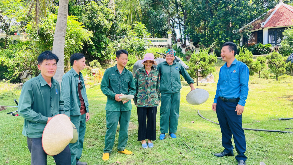2238065_anh_nguyen_van_thai_chu_tich_cong_doan_cong_ty_tnhh_au_lac_tap_doan_tuan_chau_tro_chuyen_cung_nguoi_lao_dong_09305424